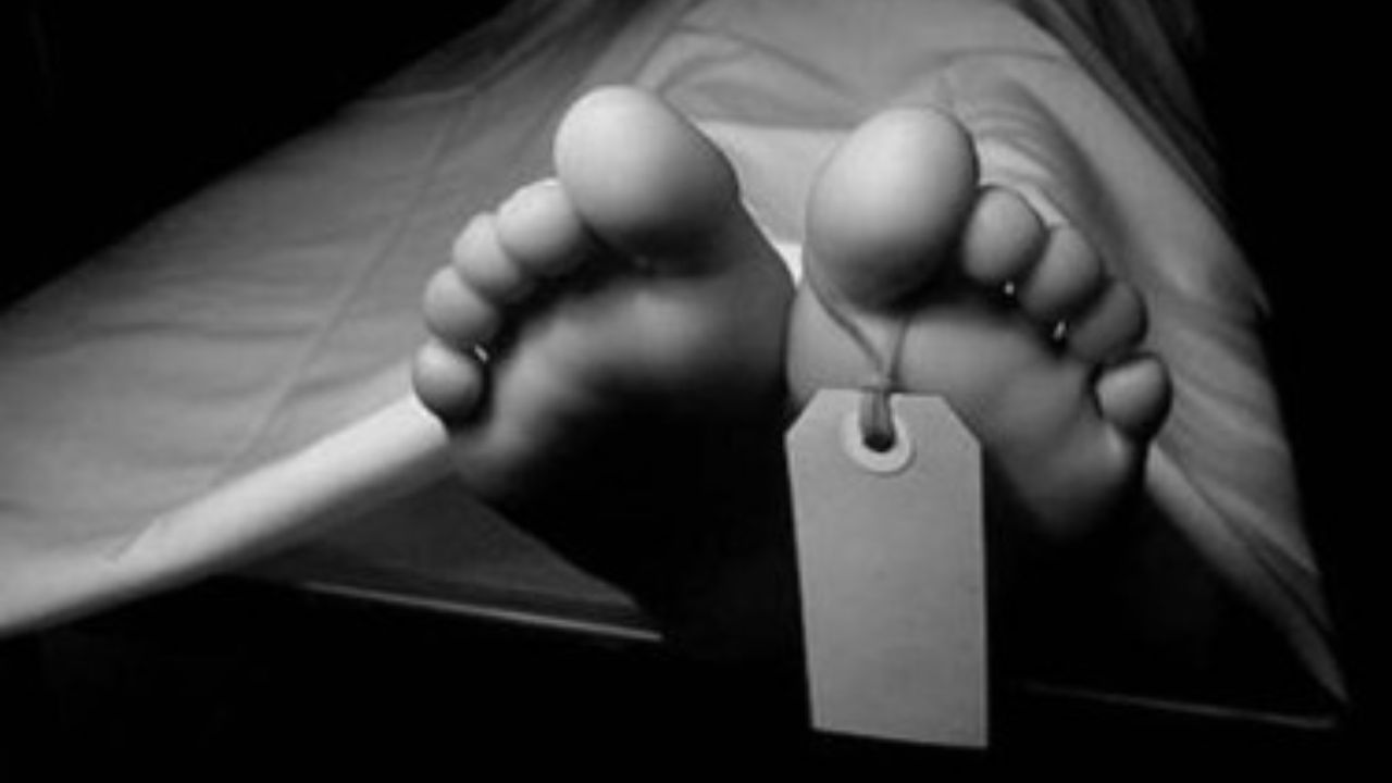 স্ত্রীর মাথায় অস্ত্র ঠেকিয়ে স্বামীর মরদেহ ছিনিয়ে নিল প্রতিপক্ষ